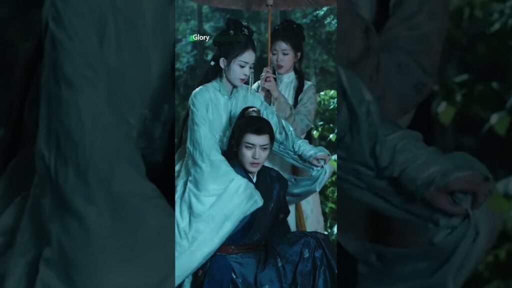 المطر يعصف… وهو يحملها 🌧️ المجد #glory #houminghao #gulnezer #iqiyi #cdrama المطر يعصف… وهو يحملها 🌧️ المجد #glory #houminghao #gulnezer #iqiyi #cdrama