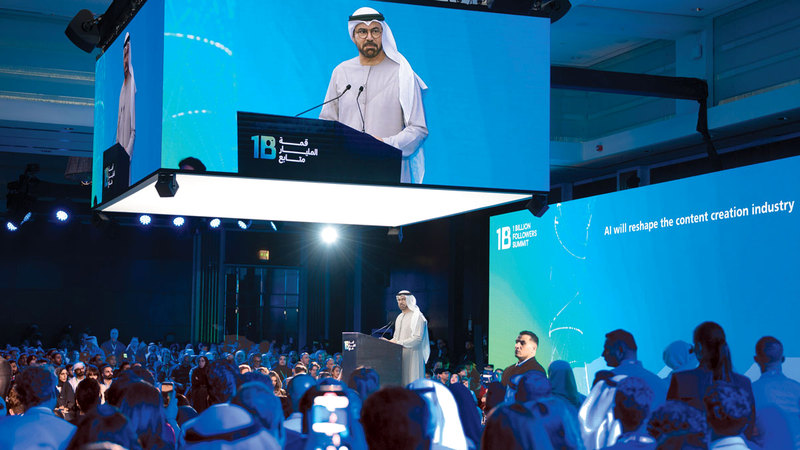 القرقاوي خلال إلقاء كلمته في افتتاح قمة المليار متابع. وام