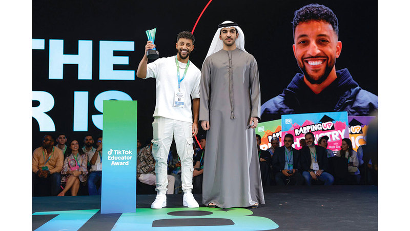 محمد بن راشد بن محمد خلال تكريمه عبدالله عنّان بالجائزة. من المصدر