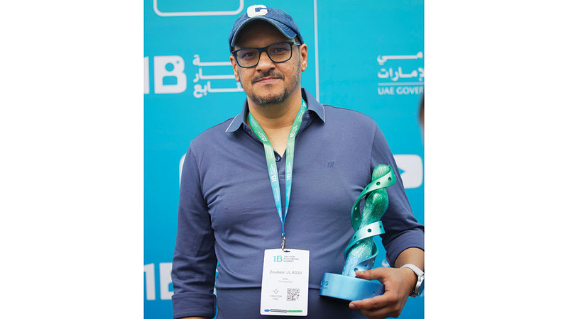 المخرج زبير الجلاصي سعيداً بالجائزة الأكبر من نوعها عالمياً. تصوير: شيماء محمد