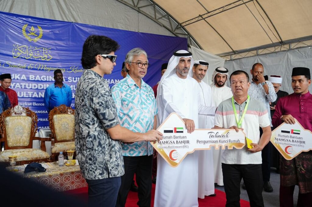 الهلال الأحمر الإماراتي يدشن المرحلة الأخيرة لمشروع المنازل للمتضررين من الفيضانات في ماليزيا الهلال الأحمر الإماراتي يدشن المرحلة الأخيرة لمشروع المنازل للمتضررين من الفيضانات في ماليزيا