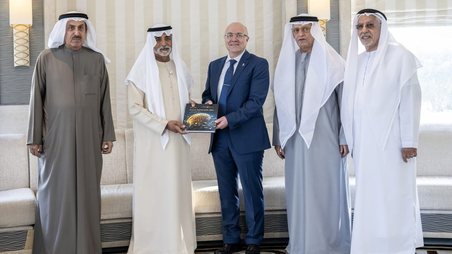 نهيان بن مبارك يشهد إطلاق كتاب عقول رقمية وهوية متجددة نهيان بن مبارك يشهد إطلاق كتاب عقول رقمية وهوية متجددة