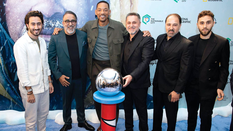 ويل سميث يتألق على السجادة الزرقاء في دبي