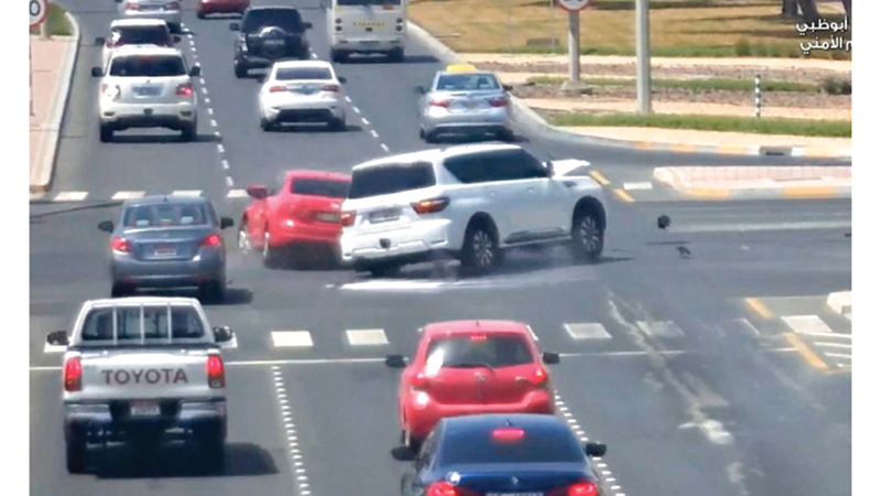 استخدام الهاتف أكثر مخالفة مرورية تسبب حوادث في أبوظبي استخدام الهاتف أكثر مخالفة مرورية تسبب حوادث في أبوظبي