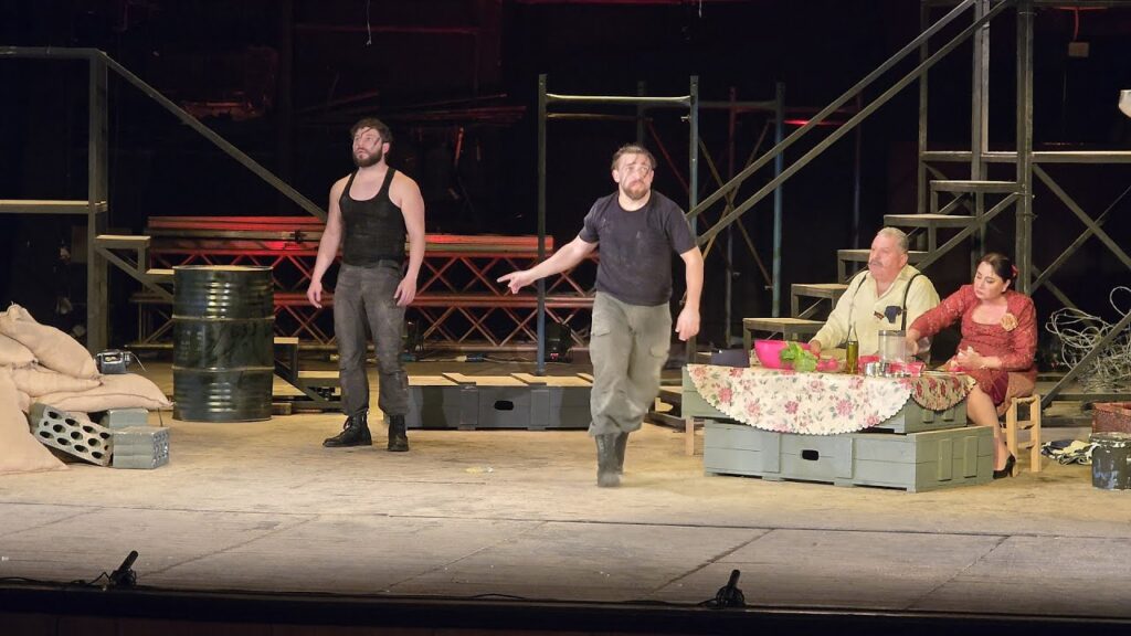 مهرجان المسرح العربي الـ16 يدعو إلى نبذ العنف في عرض لبناني مميز