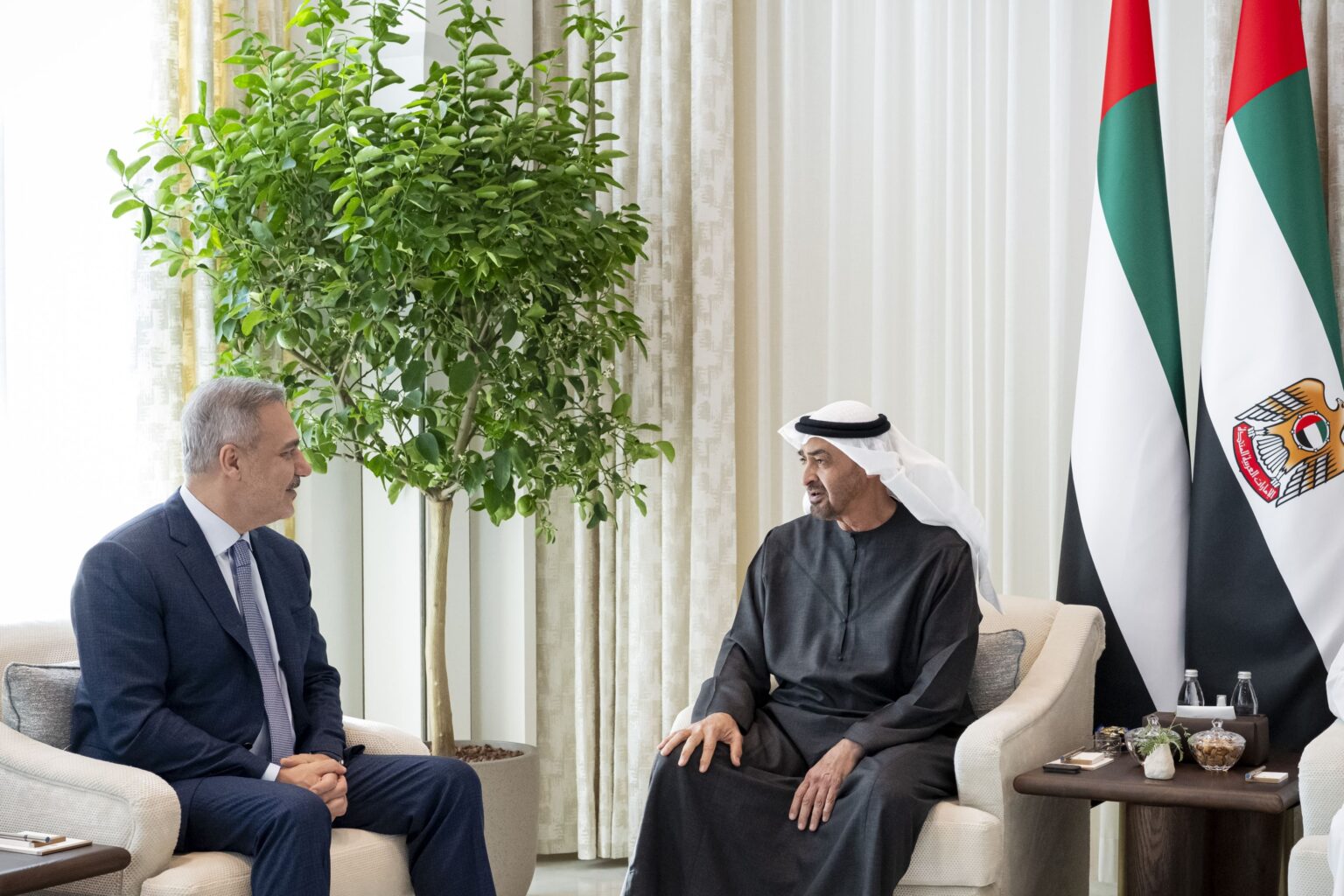 رئيس الدولة يبحث مع وزير الخارجية التركي تعزيز التعاون وتطورات الأوضاع في المنطقة رئيس الدولة يبحث مع وزير الخارجية التركي تعزيز التعاون وتطورات الأوضاع في المنطقة