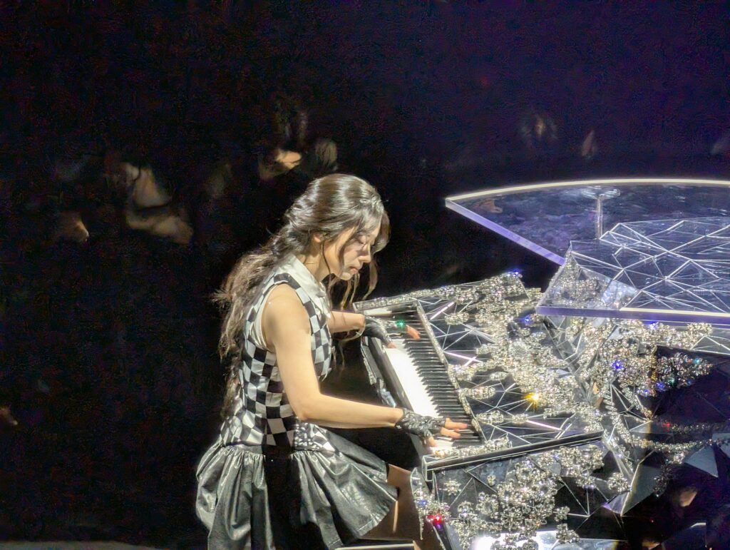 حصلت على صورة رائعة حقًا لداهيون وهي تؤدي أغنيتها المنفردة أمس في أوكلاند!