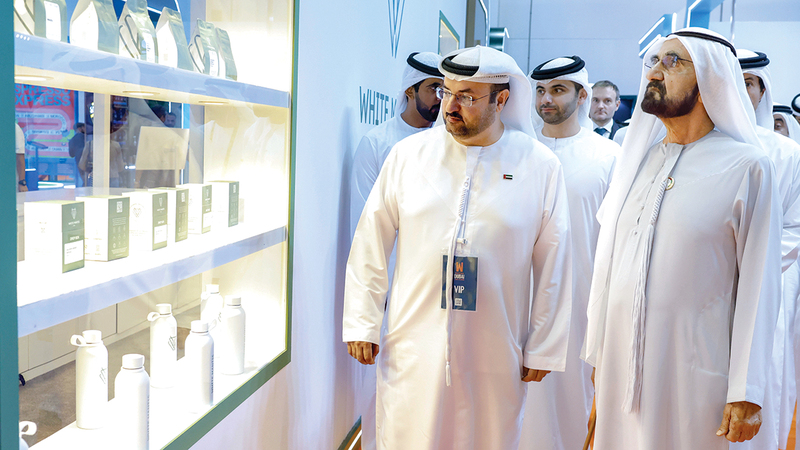 محمد بن راشد خلال زيارته معرض &laquo;عالم القهوة دبي 2026&raquo;. وام