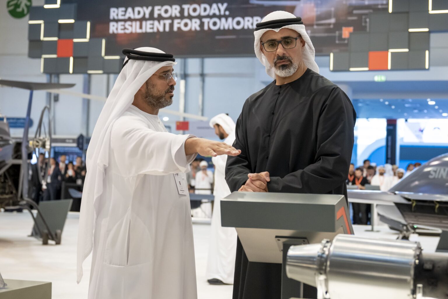خالد بن محمد بن زايد يزور معرضَي "يومكس" و"سيمتكس" 2026