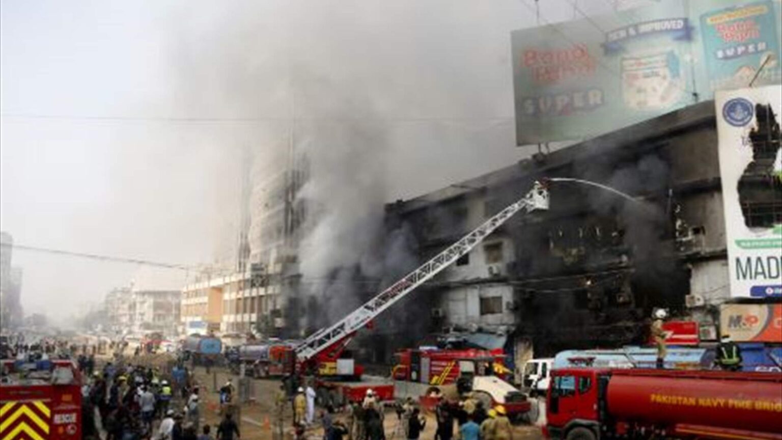 50 قتيلا وعشرات المفقودين إثر حريق في كراتشي 50 قتيلا وعشرات المفقودين إثر حريق في كراتشي