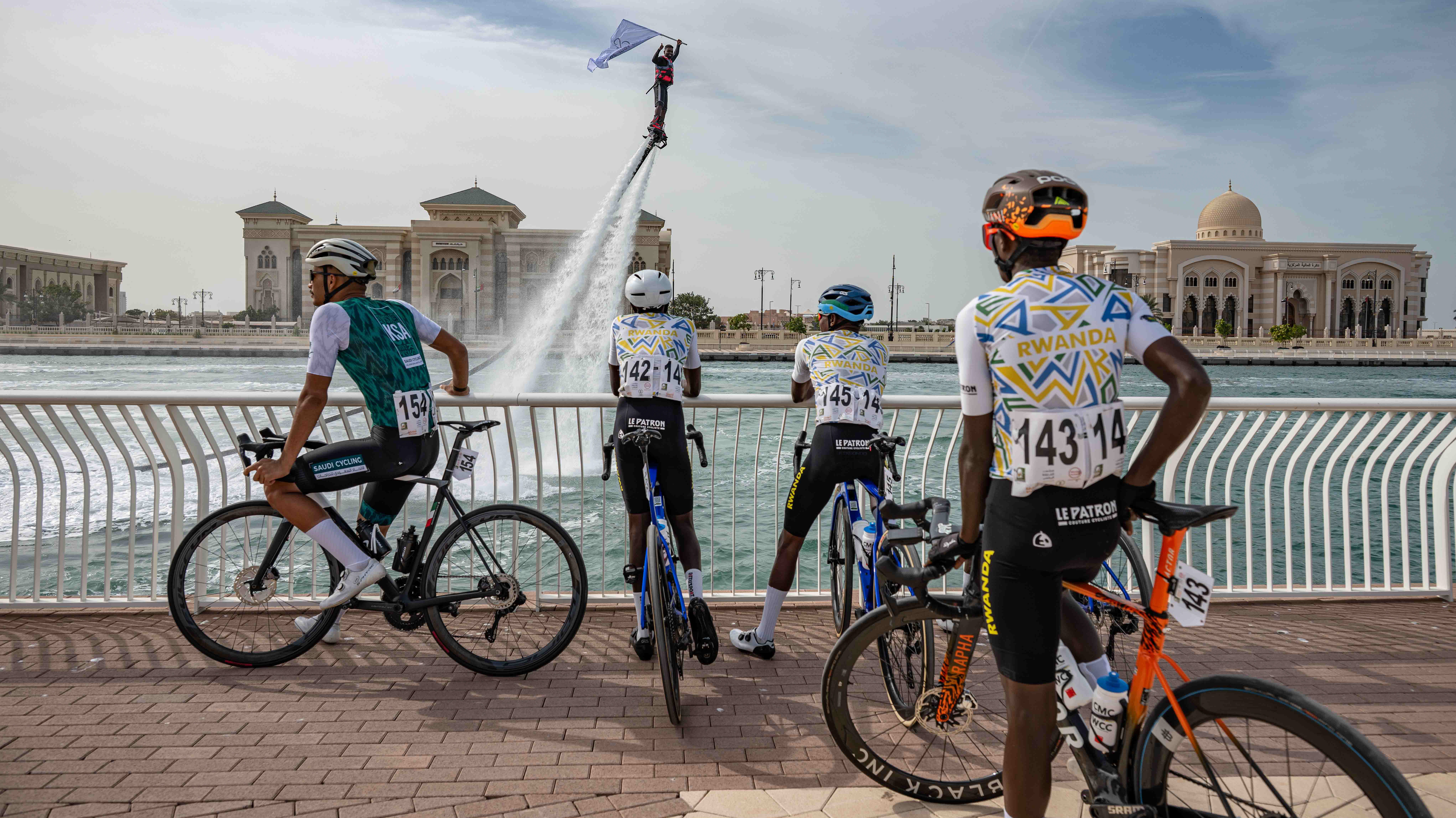 سالم بن عبد الرحمن يشهد انطلاق طواف الشارقة الدولي الـ11 للدراجات