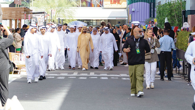 محمد بن راشد خلال زيارته مهرجان القوز للفنون. تصوير: عبدالله الحتاوي