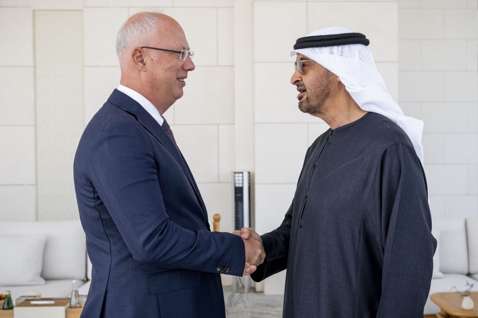 رئيس الدولة يبحث مع مبعوث الرئيس الروسي علاقات التعاون والعمل المشترك