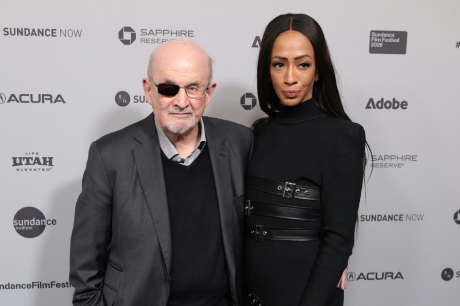 سلمان رشدي يحذر من العنف السياسي خلال عرض وثائقي عن محاول قتله في مهرجان سندانس