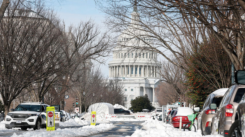 الثلوج تغطي الشارع المؤدي إلى مبنى الكونغرس. رويترز