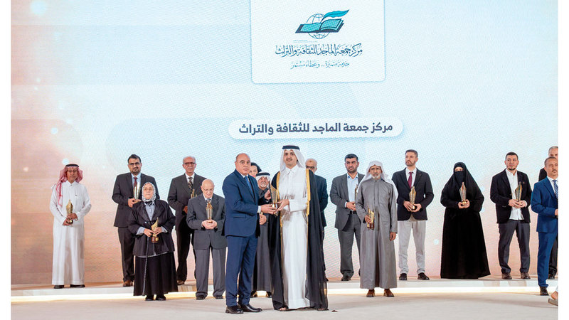مركز جمعة الماجد يفوز بجائزة الكتاب العربي مدير عام مركز جمعة الماجد يتسلم درع التكريم. من المصدر