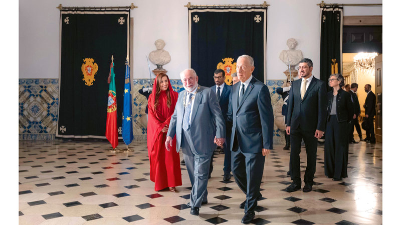 الرئيس البرتغالي خلال استقبال وتقليد حاكم الشارقة القلادة الكبرى لوسام كامويش بحضور الشيخة بدور القاسمي. وام