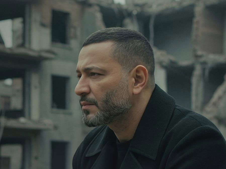 خاصّ- “مرقت الأيّام” تتحوّل إلى لوحة… زياد برجي يتلقّى هديّة مبتكرة ويؤكّد دعمه للشّباب