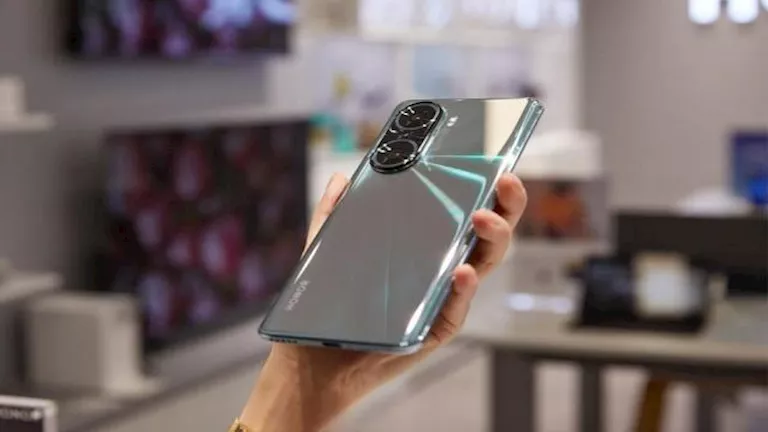 أسعار الهواتف ارتفعت 20%.. ياسمين عز: قرار إلغاء الإعفاء قدم المواطن ع