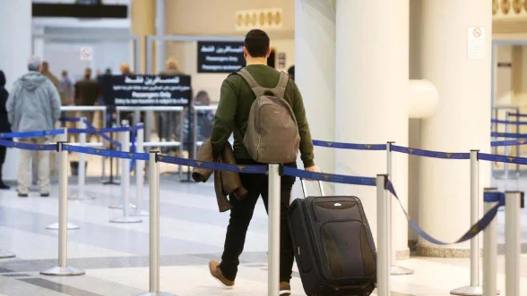 مسافر عبر مطار بيروت (مواقع).