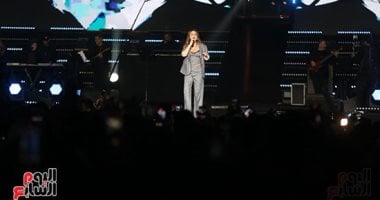 إليسا تمازح أحد جمهور حفل العاصمة الجديدة: بحبك يا ولا.. وإيه الجو الثلج ده.. صور إليسا تمازح أحد جمهور حفل العاصمة الجديدة: بحبك يا ولا.. وإيه الجو الثلج ده.. صور