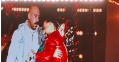 معجبة تحتضن تامر حسنى بـحفل العاصمة الجديدة: بتقولى حمد الله على السلامة وكده