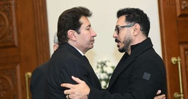 هانى رمزى يستقبل عزاء والدته والفنان مصطفى شعبان أول الحضور