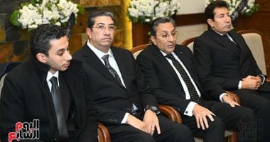 سلاف فواخرجي وأحمد رزق ووزير الشباب والرياضة فى عزاء والدة هاني رمزى