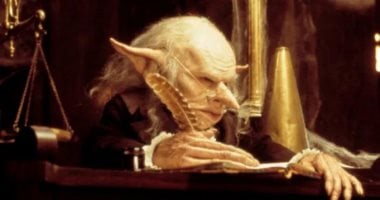 وارويك ديفيس نجم سلسلة هارى بوتر يوضح الفرق بين السلسلة والمسلسل المنتظر