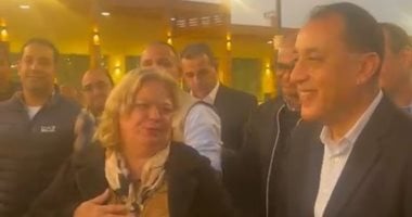 سعيدة بوجودي.. سائحة تلتقط صورة تذكارية مع رئيس الوزراء على كورنيش الأقصر