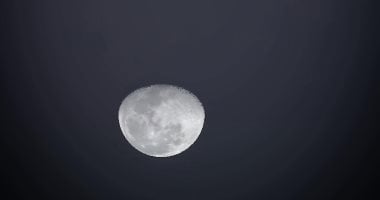 القمر الأحدب يقترن اليوم بقلب الأسد ألمع النجوم فى مشهد بديع يرى بالعين المجردة