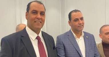 فولة واتقسمت نصين.. نائب يصطحب شقيقه التوأم أثناء استخراج كارنيه العضوية