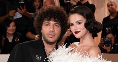 سيلينا جوميز بفستان من شانيل مع صديقها بيني بلانكو في الجولدن جلوب الـ83