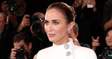 جينا أورتيجا ترتدي Balenciaga وإيميلي بلانت LV في الجولدن جلوب