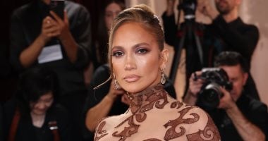 جينيفر لوبيز ترتدى فستانا بعد مرور 23 عاما من ارتدائها له فى الجولدن جلوب.. صور