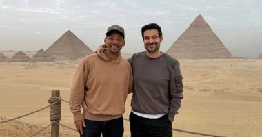 ويل سميث يزور الأهرامات ويلتقط الصور التذكارية