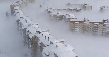 كامتشاتكا تختفى تحت الثلوج والروس يبحثون عن سياراتهم فى الشوارع.. فيديو