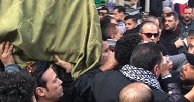 سعد الصغير يحمل نعش والدة رضا البحراوي إلى مثواها الأخير.. صور