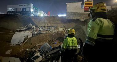 انهيار أرضى داخل محطة وقود فى التجمع يسفر عن إصابة شخصين.. صور