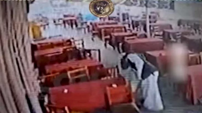 فيديو يوثق لحظة إشعال مراكبي النار في مطعم ومركب بأسوان.. والداخلية تك