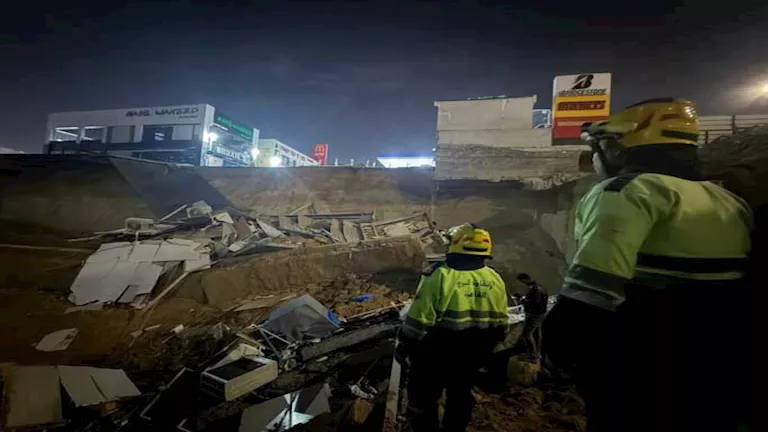 هبوط أرضي بعمق 15 مترًا يتسبب في انهيار محلين داخل محطة وقود بالتجمع