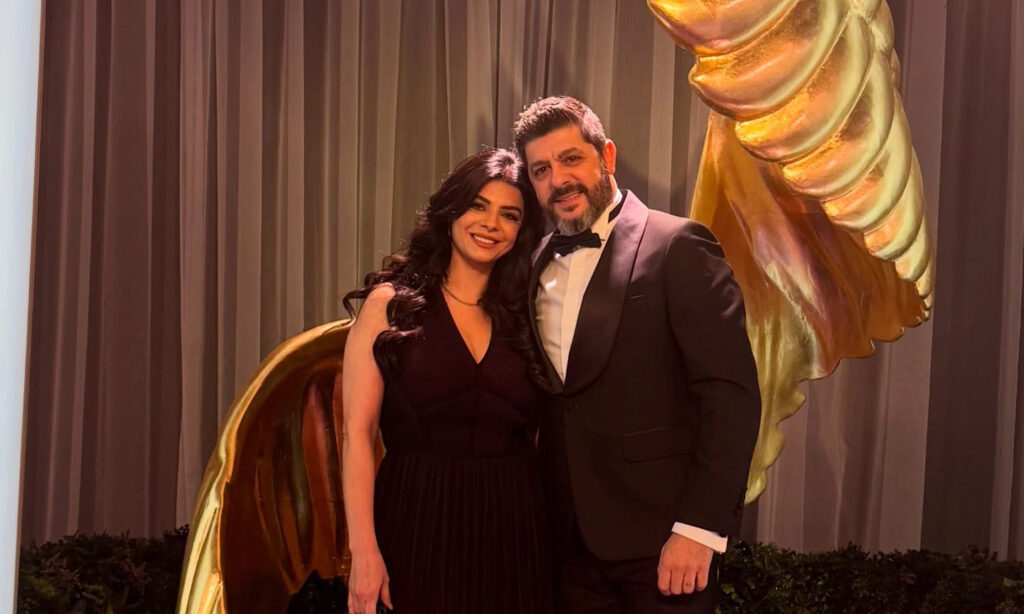 خاص بالفيديو- طوني عيسى فخور بفوز مسلسل “سلمى” ويكشف وزوجته قصّة تعارفهما لأول مرة