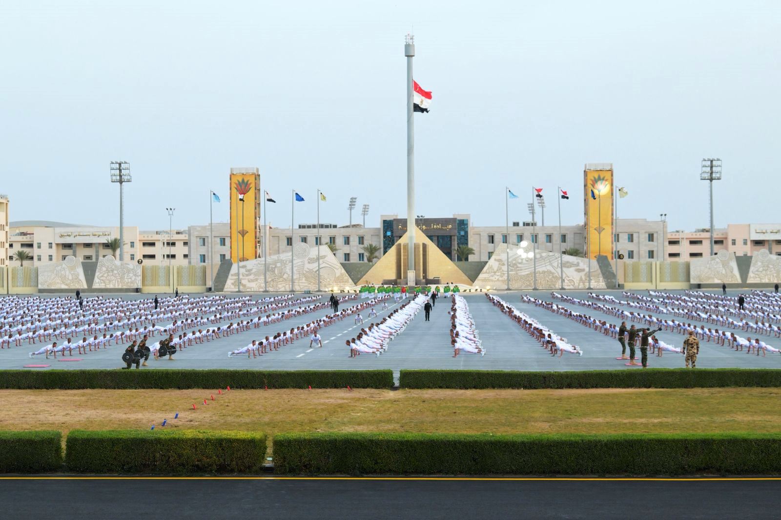 خلال زيارة الرئيس للأكاديمية العسكرية (1)