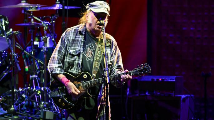 نيل يونغ يمنح الغرينلانديين وصولاً مجانياً إلى موسيقاه