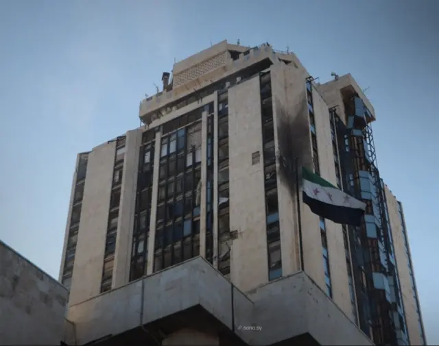 أفادت وكالة الأنباء سانا بأن مبنى محافظة حلب تعرض لأضرار نتيجة استهدافه بطائرة مسيّرة أطلقها تنظيم قسد، دون وقوع أي إصابات.
