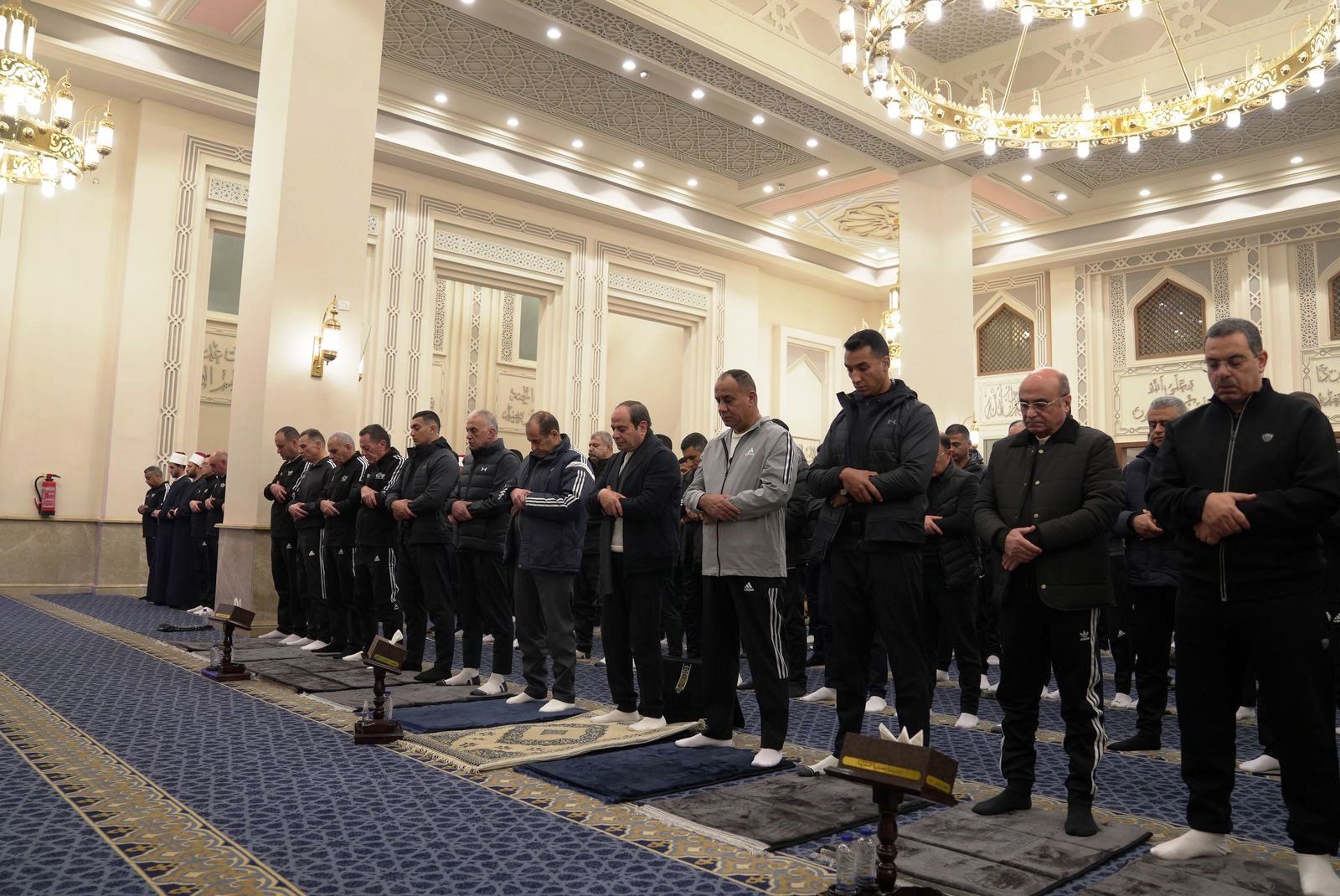 الرئيس السيسى يؤدى صلاة الفجر بالأكاديمية العسكرية