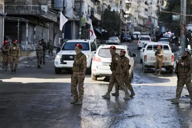 عناصر من قوات الأمن العام في حي الشيخ مقصود بعد بسط السيطرة على المنطقة في حلب