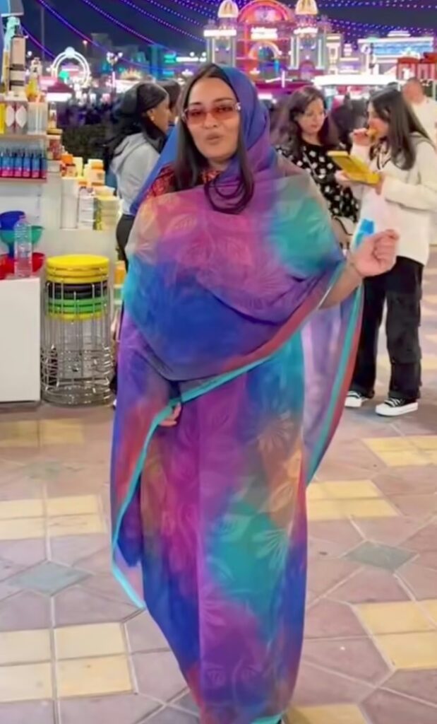 شاهد بالصور والفيديو.. الممثلة المصرية الشهيرة راندا البحيري تخطف الأضواء بالثوب السوداني وتؤكد: (بحب السودان) والجنس اللطيف يتغزل: (ما شاء الله آخر حلاوة نحنا ما بنعرف نلبس ثوبنا زيك) 332ce0bb bc4f 4212 aaed 742b2d198059