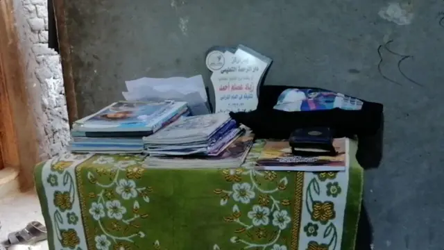 بعض متعلقات الطفل زياد.