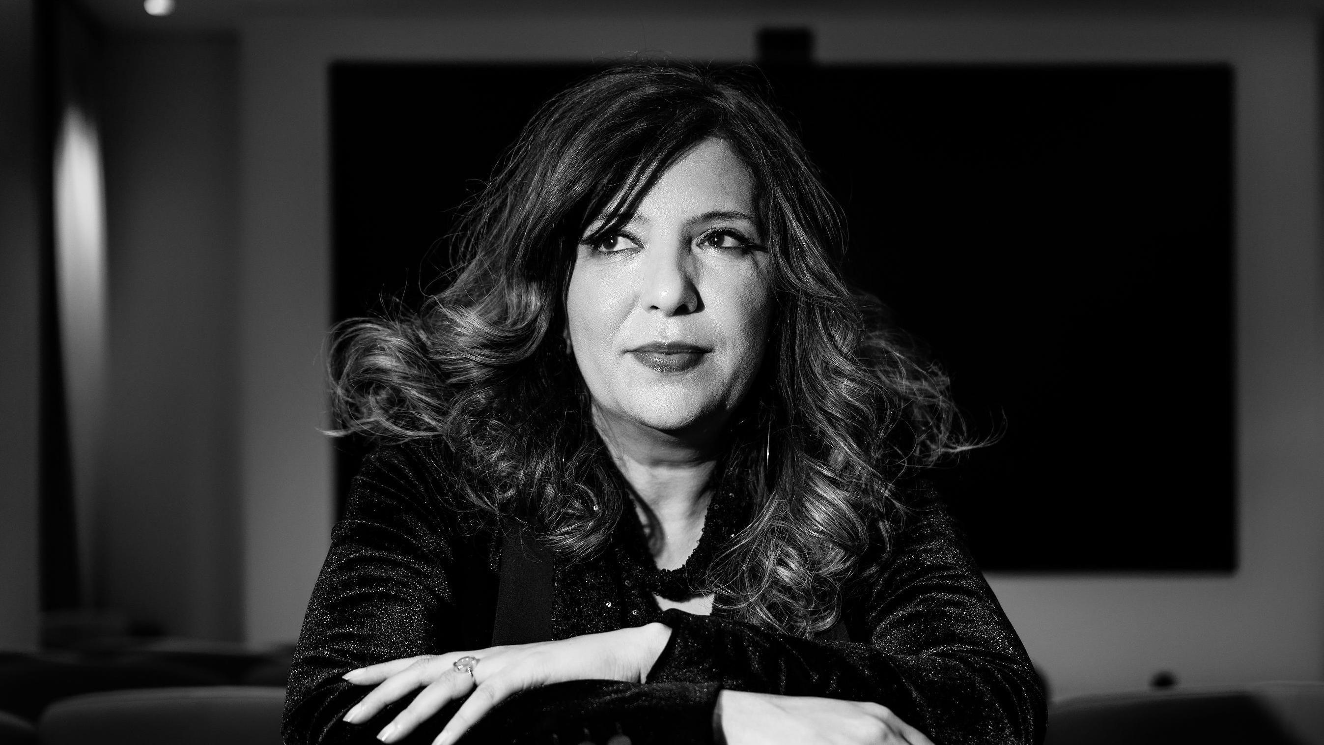 صورة بالأبيض والأسود للمخرجة كوثر بن هنية